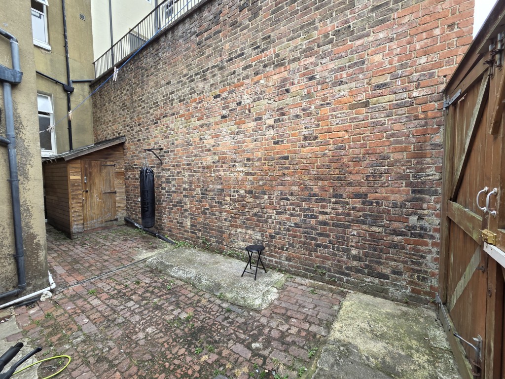 Lot: 166 - LAWFUL ESTABLISHED 8-BEDROOM HMO PRODUCING JUST UNDER £70,000 PER ANNUM - Rear patio and parking area